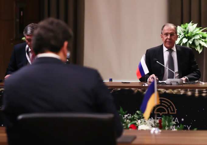 土耳其外交部提供的一张照片中，俄罗斯和乌克兰外交部长相对而坐。2022年3月10日于土耳其安塔利亚。。