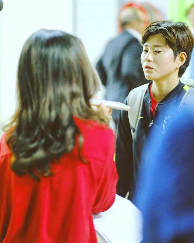 경기 후 지소연 선수와 인터뷰하는 곽신아 리포터. 