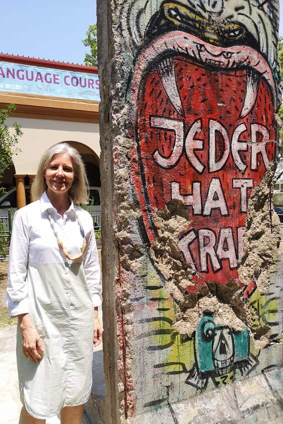 Sonja Griegoschewski vor einem Stück der Berliner Mauer, nun permanent vor the Goethe Institut in Sydney installiert