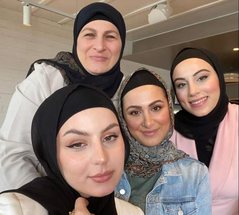 السيدة سوزان عون مع بعض من أفراد أسرتها.