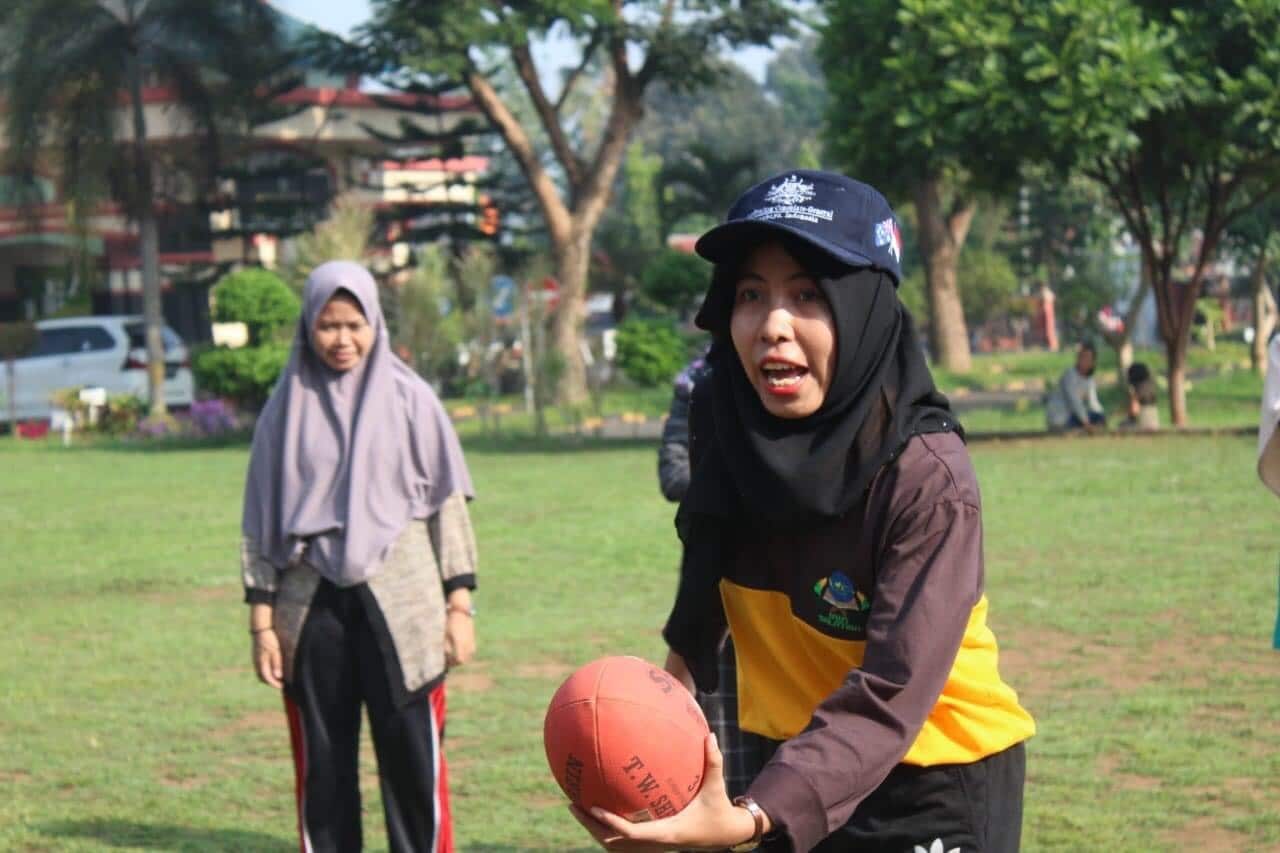 A unique AFL skill.  Ana Surjanto shows how to pass the ball by hand.  
