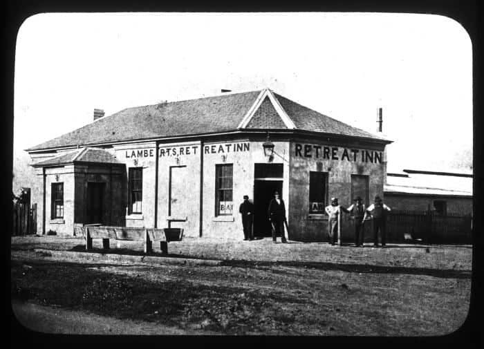 The Retreat Inn, Sydney Road priopr to 1892 when it was demolished and rebuilt. It was the first hotel in Brunswick, built by Ricker in 1842. 