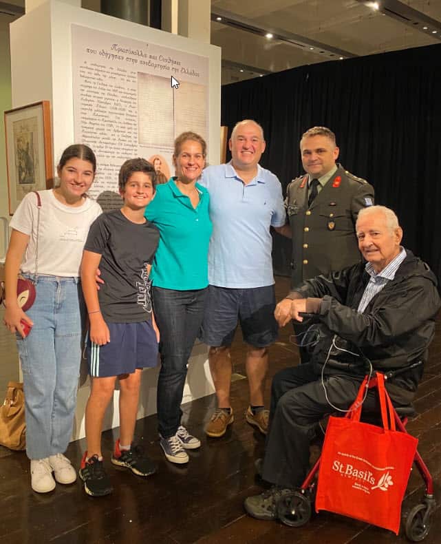 Ο Λοχαγός Νικόλαος Ρούσσος με επισκέπτες της έκθεσης