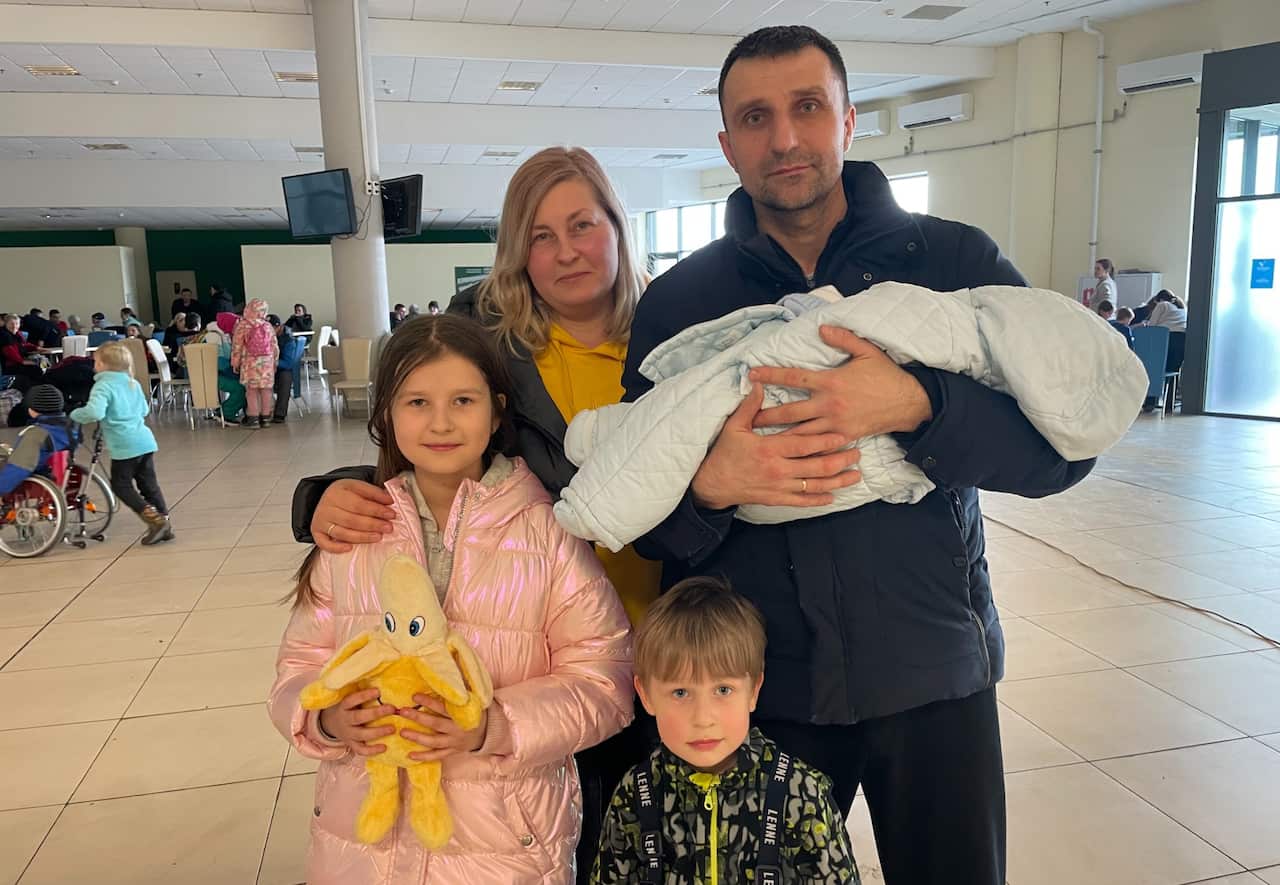 Stanyslav Kopitsa, a sua esposa e os seus três filhos, uma família que acabou de chegar ao estádio de futebol vindos de Kramatorsk