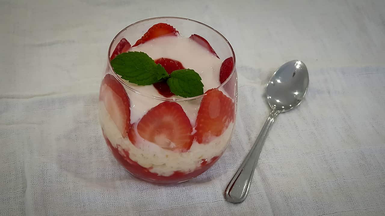Strawberry museli breakfast