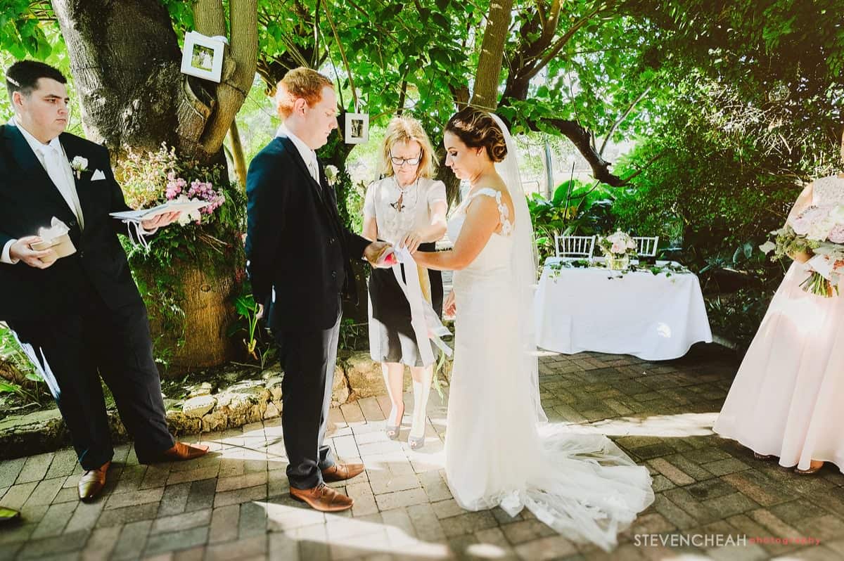 Delwyn Klevenow bei der Trauung eines Paares (Stevencheahphotography)