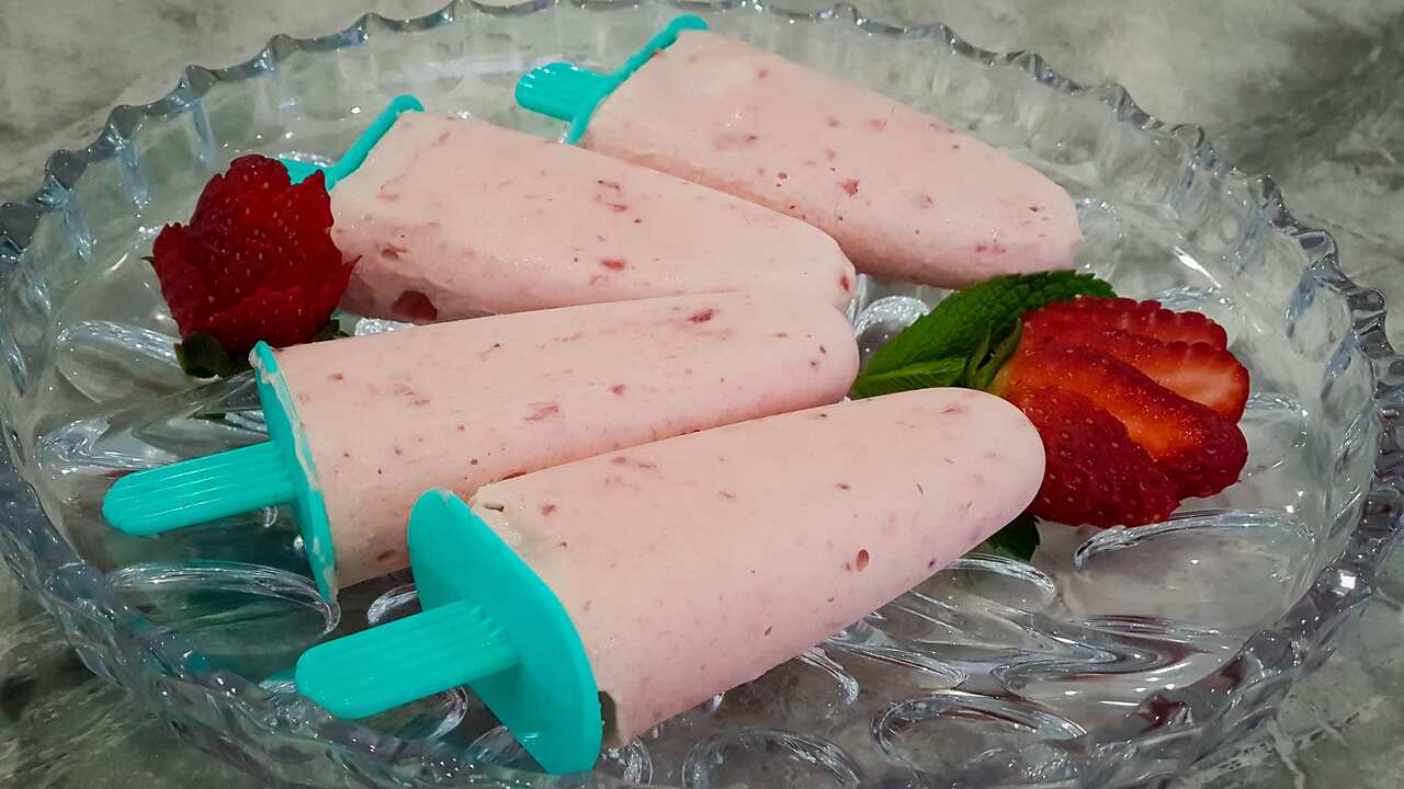 Strawberry cream possicle