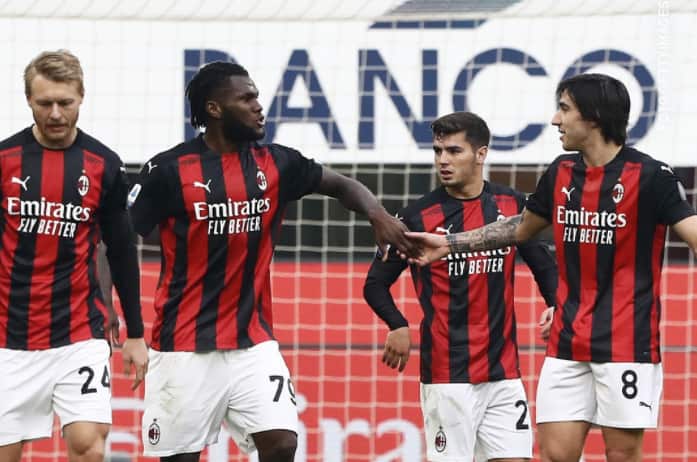 I giocatori del Milan celebrano il 2-0 di Kessie contro la Fiorentina