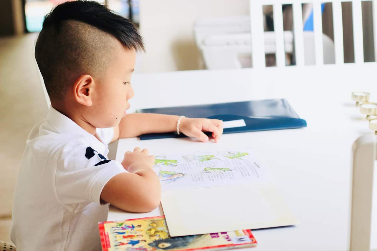 Trẻ em ở Úc đi học, không biết học thuộc, không ngồi tụng bảng cửu chương. Các con học bản chất của con số và phép tính.