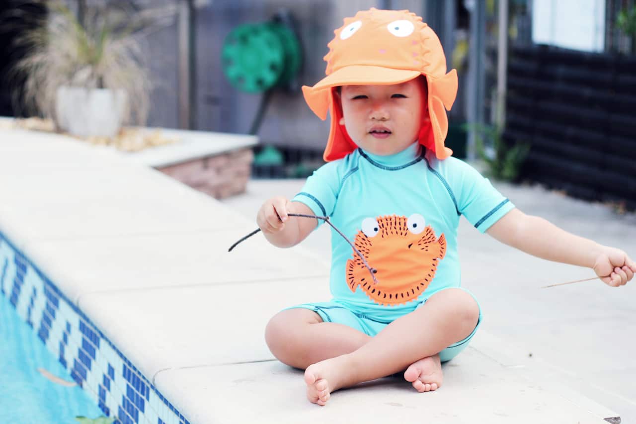 Subi trong bể bơi của gia đình