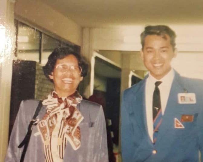 คุณสุเจตน์ แสนคำ และคุณแม่ ผู้ที่ปูพื้นฐานการทำอาหารไทยให้เขาตั้งแต่เด็ก