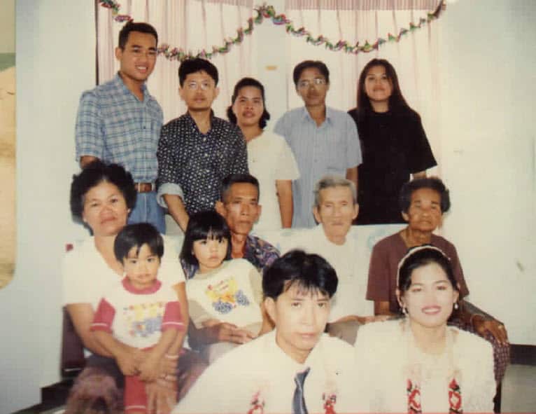 คุณสุเจตน์ (ยืน/ซ้ายสุด) กับญาติพี่น้อง พ่อแม่ และตายาย ซึ่งคุณตาและคุณแม่เป็นผู้ที่สอนการทำอาหารให้เขา