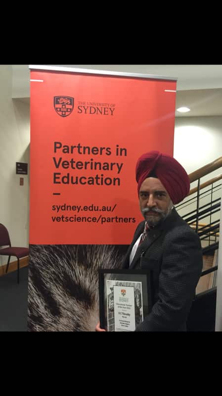 Dr Surinder Singh receiving the PIVE award in University of Sydney