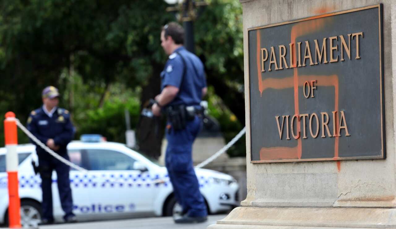 Victoria to criminalise public display of Nazi symbols.