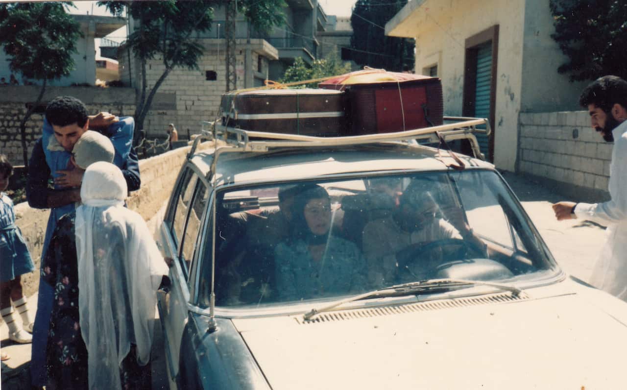 سام حب الله لحظة الوداع قبل السفر إلى الخارج ِ