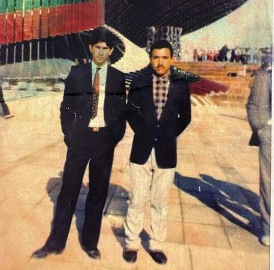 أحمد مع أحد  الاصدقاء 