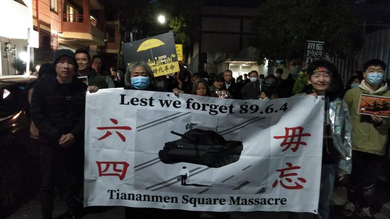 Sydneysiders rallied around the city's Chinese consulate on Saturday evening. 