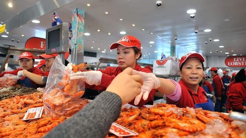 Thousands of people are flocking to the Sydney Fish Market during the pre-Christmas marathon. 