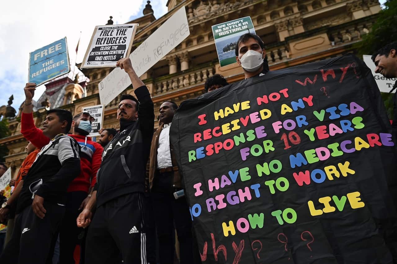 معترضان در حال حمل پلاکارت‌ها در تظاهرات روز یک‌شنبه (۲۴ جولای) در تاون هال سیدنی.