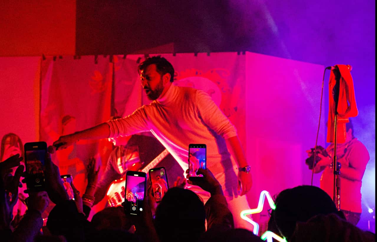 ব্রিসবেনের মঞ্চে বর্ণিল আলোতে দর্শকদের সাথে শিল্পী তাহসান খান। 