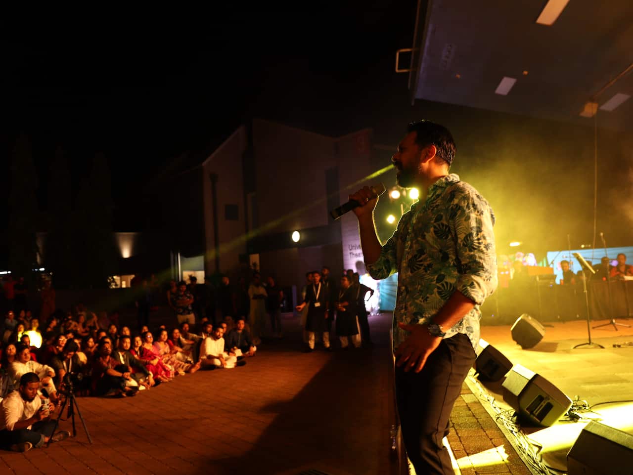 ডারউইনে দর্শকদের মাঝে তারকা তাহসান 