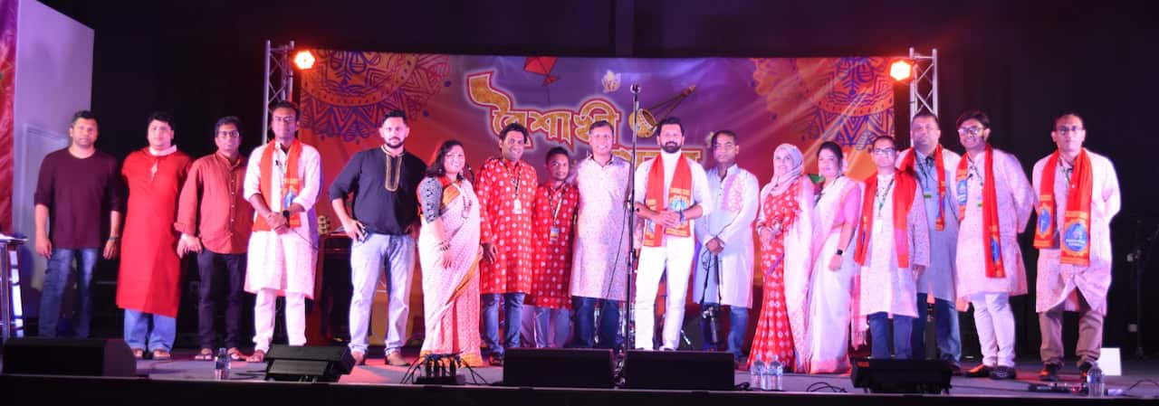 ব্রিসবেনে আয়োজিত বৈশাখী মেলা ১৪২৯-এর দর্শনার্থীদের সাথে তাহসান খান।