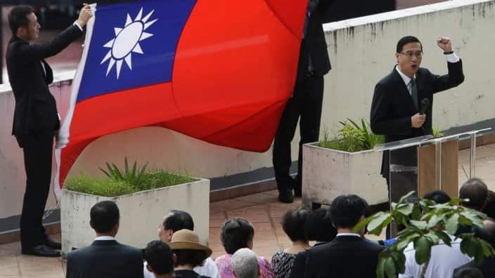 Miembros de la embajada de Taiwán en Panamá asisten a una ceremonia en la que doblaron la bandera de Taiwán, en su embajada en la Ciudad de Panamá.(ABC/ AP Photo/Arnulfo Franco)