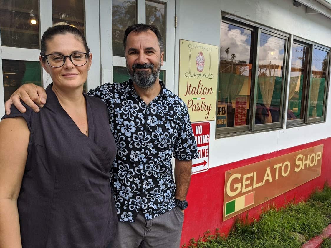 Stefano Tansella e la compagna davanti all'ingresso della gelateria che gestiscono a Koror, capitale di Palau