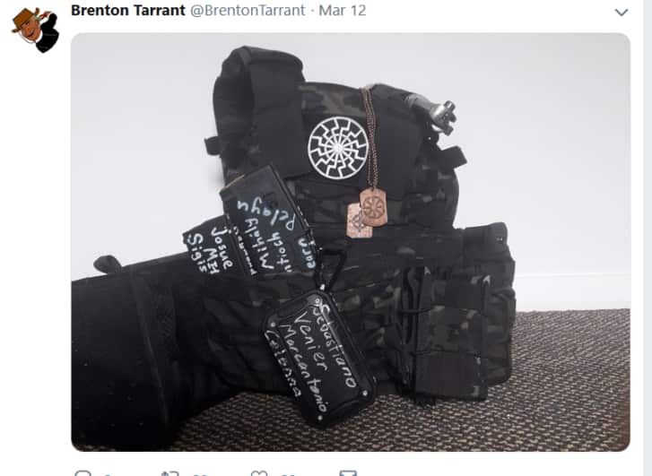 片段中看到槍手手持自動步槍，踏入一家清真寺開槍殺人，幾乎是每個角落都不放過，其間多次換彈閘。