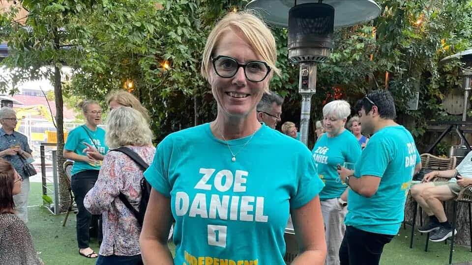 Former ABC correspondent Zoe Daniel wears a teal t-shirt during her campaign in the electorate of Goldstein.