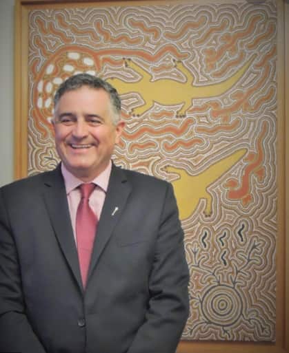 En su oficina en el Parlamento de Victoria.