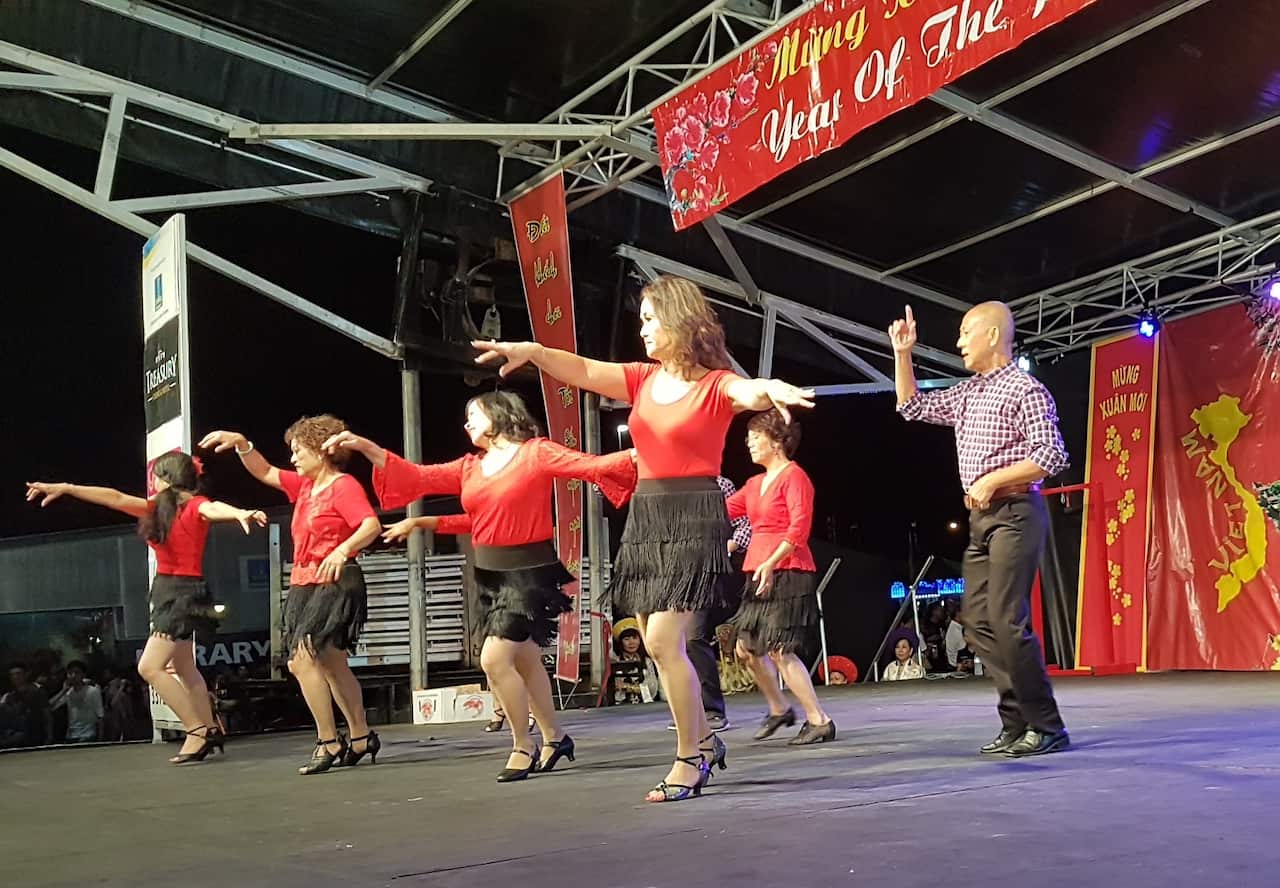 Nhóm HLD trình diễn tại Hội chợ Tết Kỷ Hợi