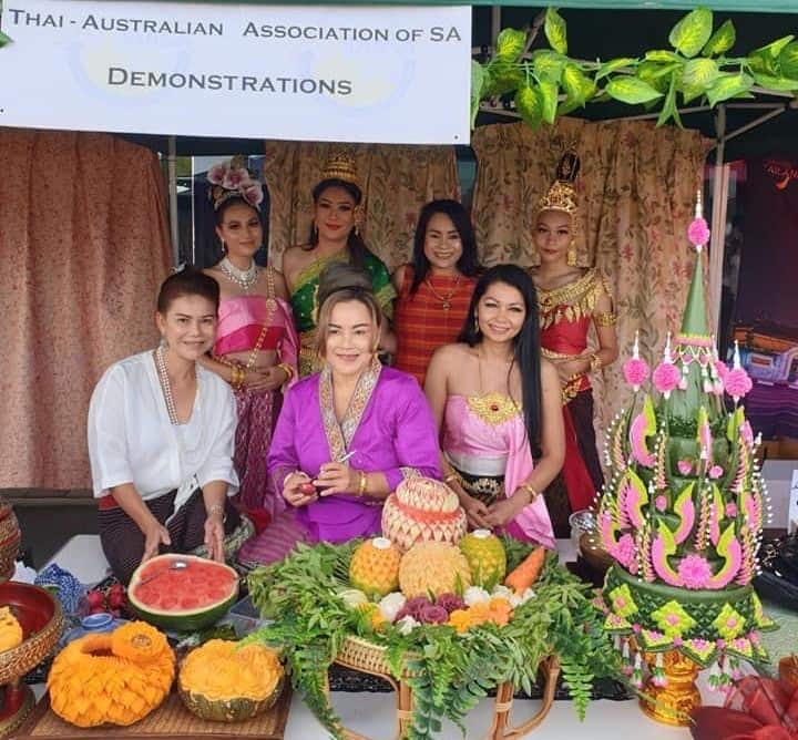 การสาธิตแกะสลักผักและผลไม้แบบไทยเป็นกิจกรรมเผยแพร่วัฒนธรรมไทยอย่างหนึ่งของสมาคม