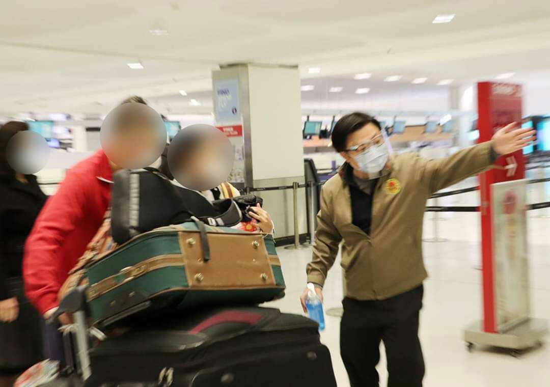 เจ้าหน้าที่สถานทูตและสถานกงสุลอำนวยความสะดวกให้แก่คนไทยที่เดินทางไปกับเที่ยวบินพิเศษ