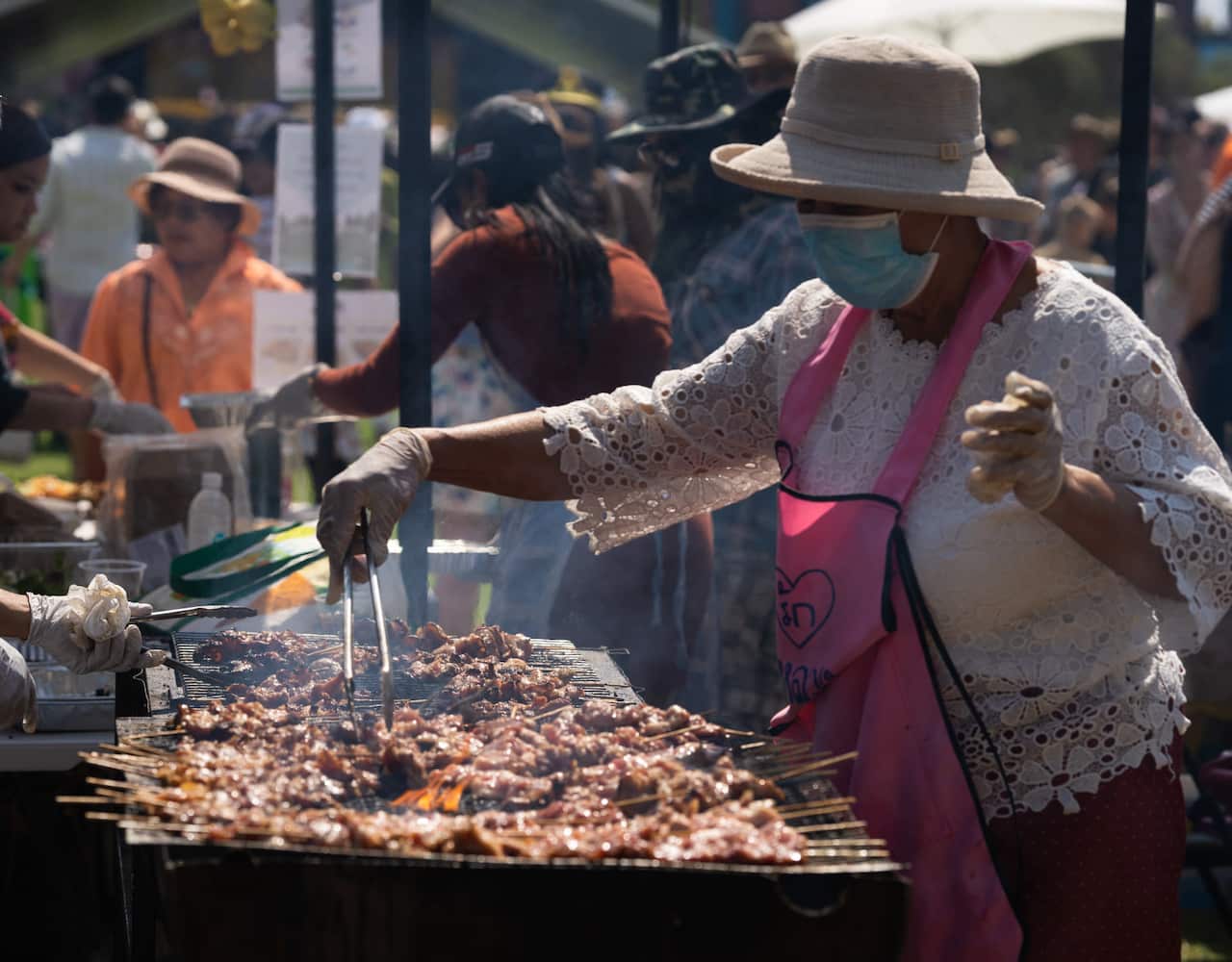 บรรยากาศในงานที่เหมือนตลาดที่เมืองไทย