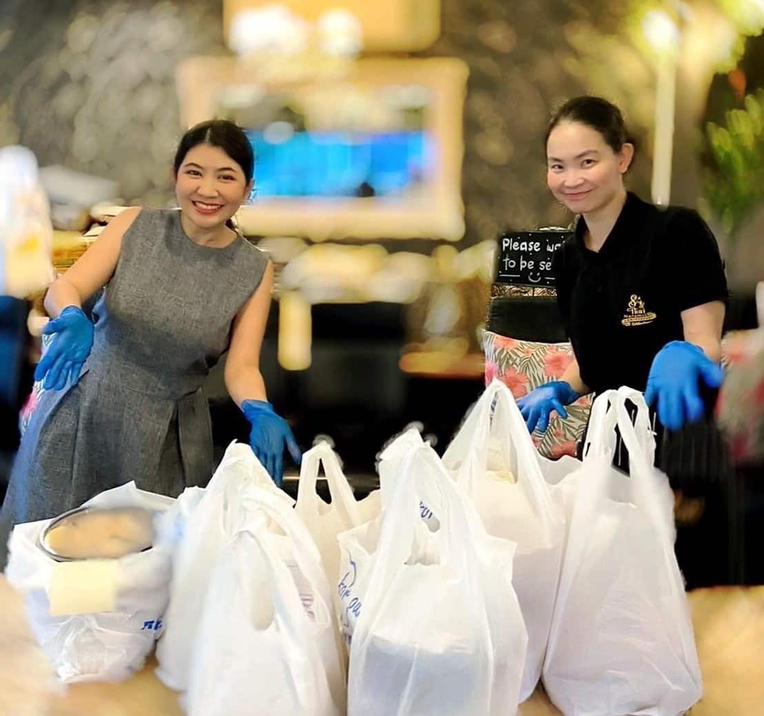 คุณปุ๋มและพนักงานที่ร้านจัดอาหารส่งให้ลูกค้านำไปกินที่บ้านหรือส่งให้ตามบ้านอย่างระมัดระวัง