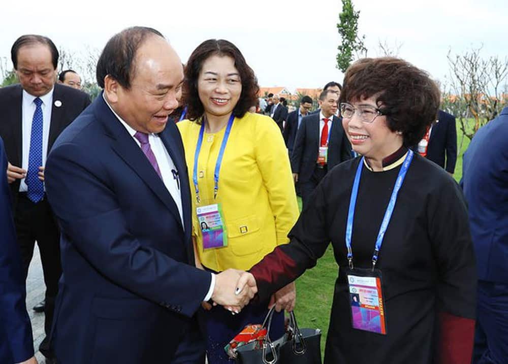 Bà Thái Hương (phải) được biết đến như một trong những người giúp ngành sữa Việt Nam phát triển mạnh với thương hiệu TH True Milk.