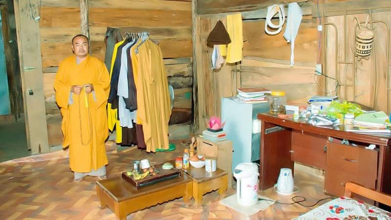 Tài sản còn lại bên trong cái lán gỗ dựng tạm trên đống đổ nát của Linh Sơn Tự