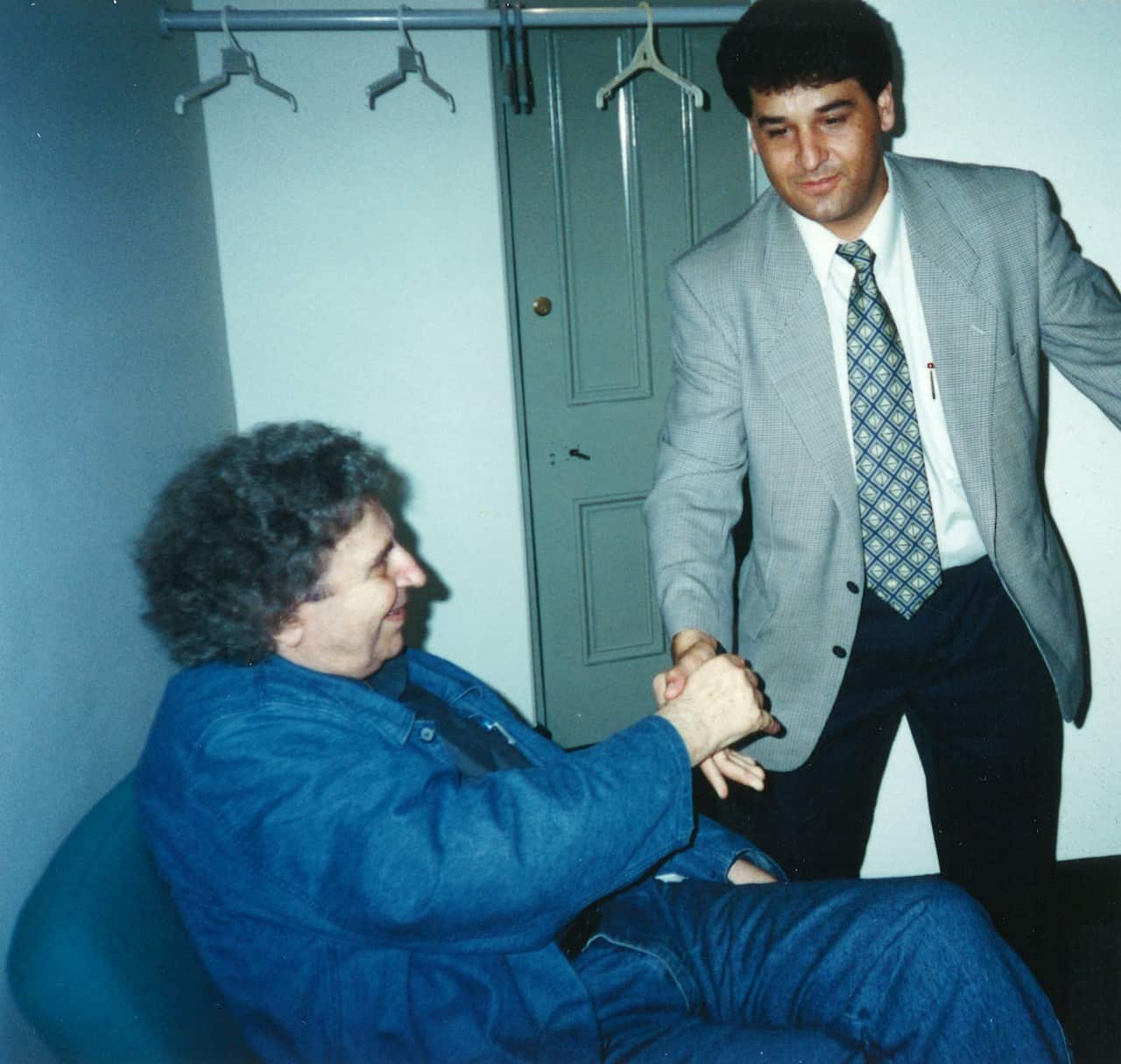 Ο Θέμης Καλλός συναντά τον Μίκη Θεοδωράκη λίγο μετά το πέρας της συναυλίας του μουσικοσυνθέτη στο Town Hall του Σύδνεϋ το 1995