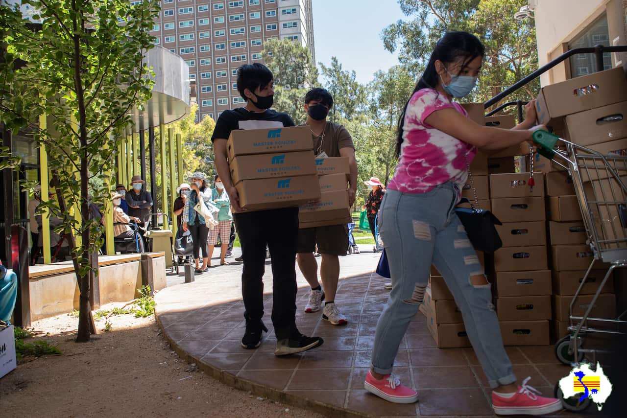 Happy Tết phát quà cho cộng đồng ở Melbourne