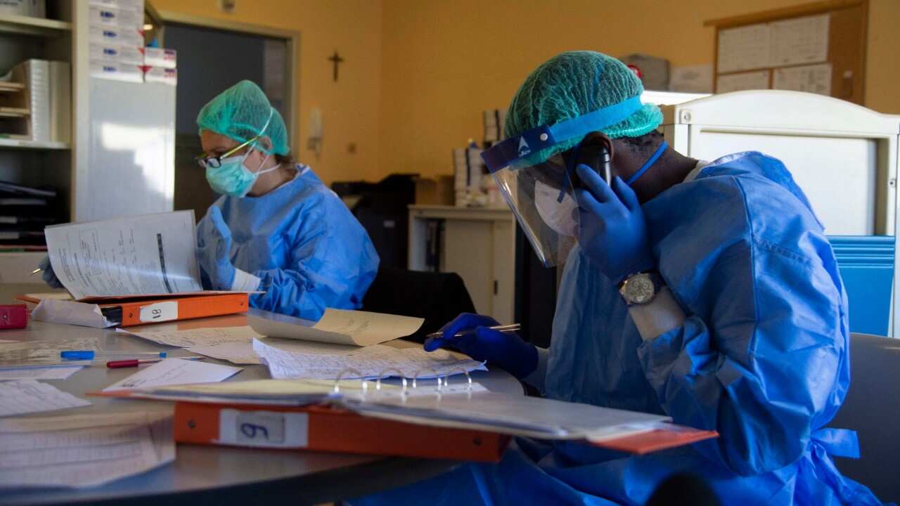 Sanitari al lavoro nell'ospedale di Casalmaggiore, in provincia di Cremona
