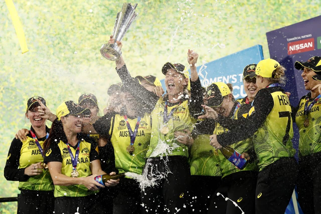 La nazionale australiana femminile di cricket festeggia il trionfo nel Mondiale di T20 