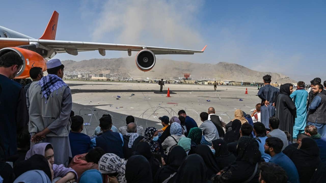 Civili afghani in attesa di imbarcarsi su un volo in partenza all'aeroporto di Kabul