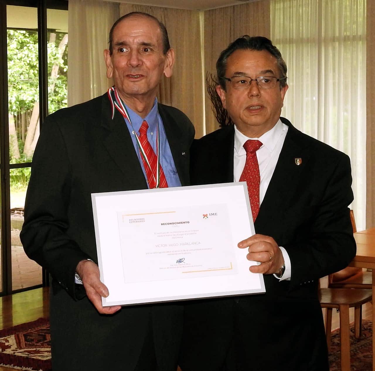 Victor Marillanca receiving his award alongside the Ambassador of Mexico H.E. Edward Pena.