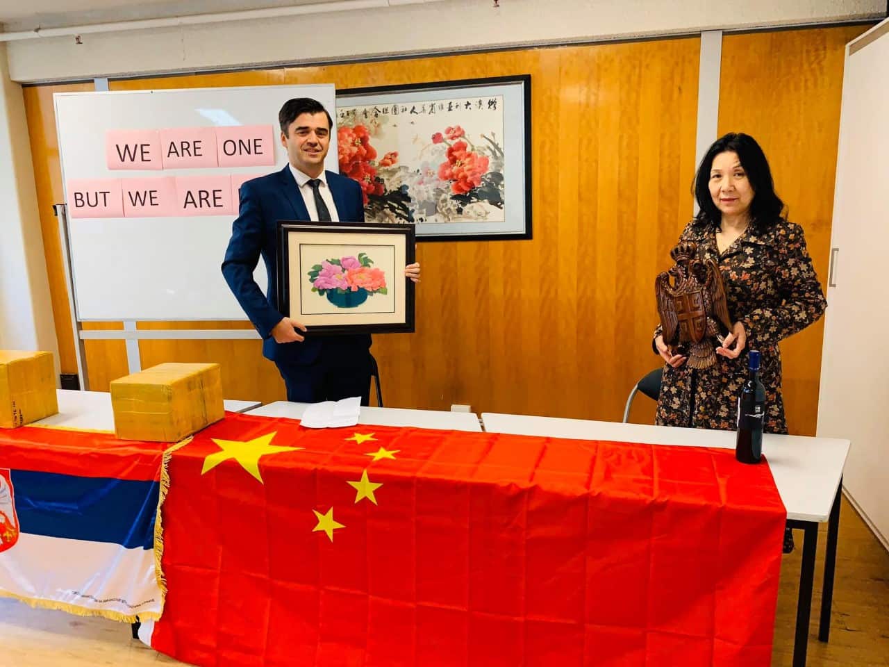 President of the Federation of Chinese Associations Ms Junxi Su and Mr Slobodan Bendjo. 
