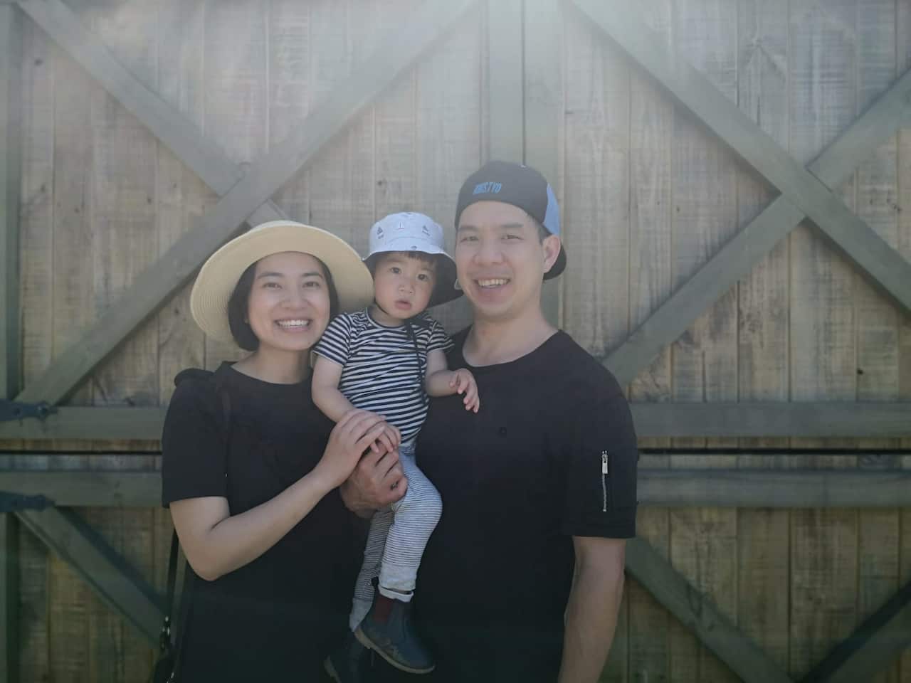 Thúy Phượng with husband and son