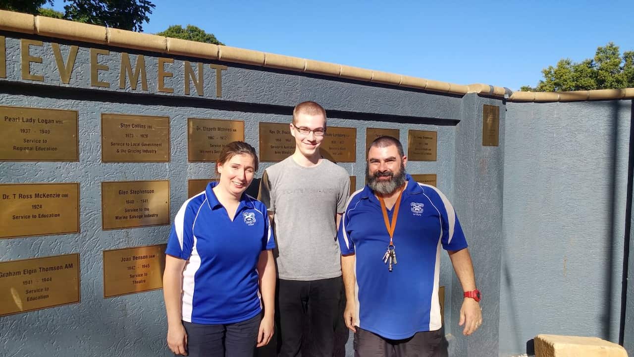 Timo Ruhnau (Mitte) ist einer von drei Millionen Erstwählern