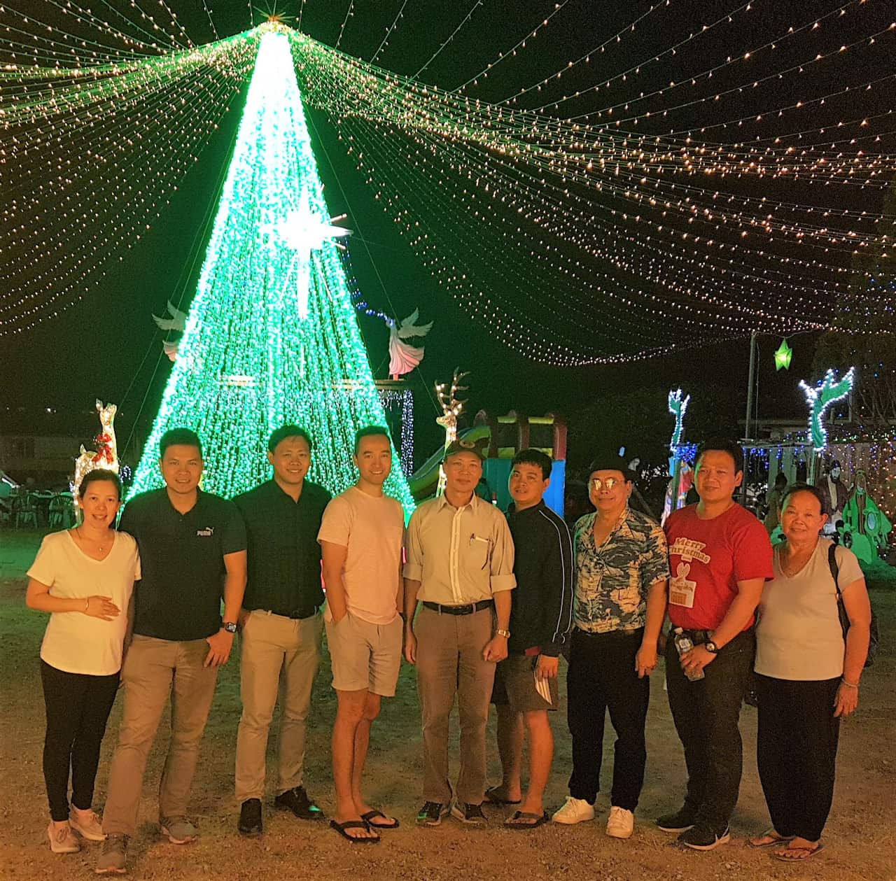 Ban chấp hành Hội TTLLH Darra, người mặc sơmi quần dài đứng giữa là Mục sư Quản nhiệm Đặng Ngọc Phước