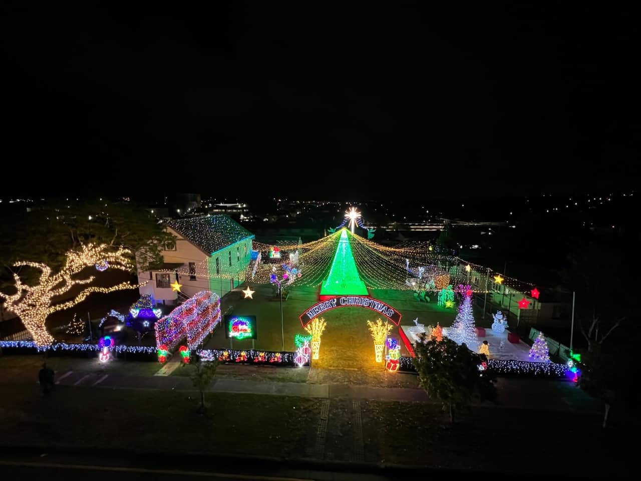 Toàn cảnh nhà thờ Hội Thánh Tin Lành Liên Hiệp Darra về đêm.