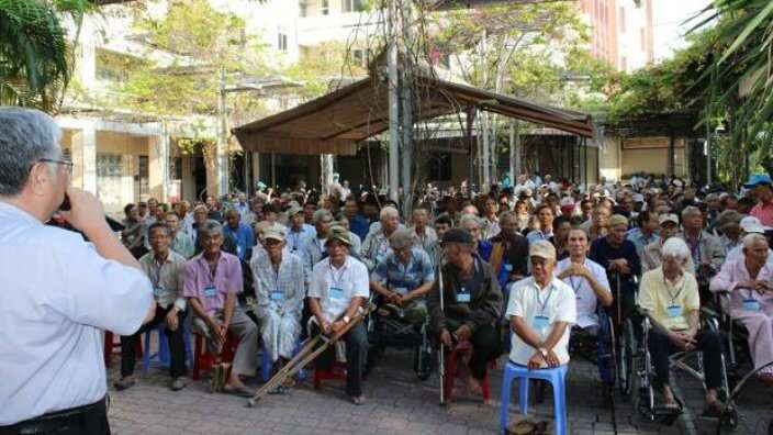 Một buổi khám sức khỏe cho phế binh VNCH tại Nhà Thờ Dòng Chúa Cứu Thế.